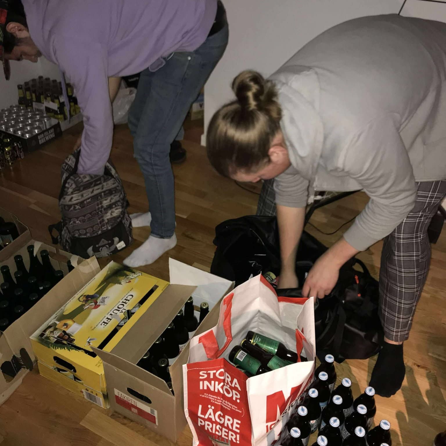 Vänner som packar öl till kalendern